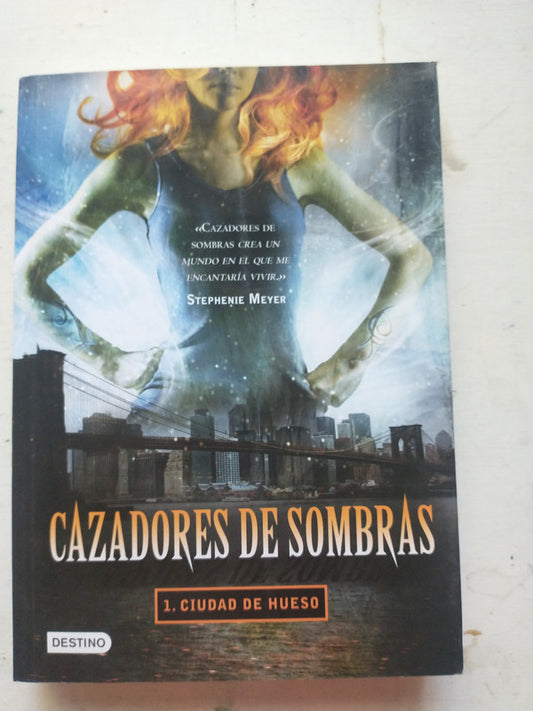 Libro usado en venta: Cazadores de sombras de Stephenie Meyer; editorial Destino impreso en 2015 realizamos envios a todo el mundo.1