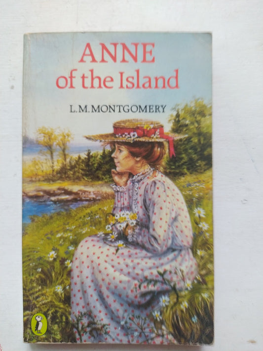 Libro usado en venta: Anne of th Island de Lucy Maude Montgomery; editorial Puffin Books impreso en 1981 realizamos envios a todo el mundo.1