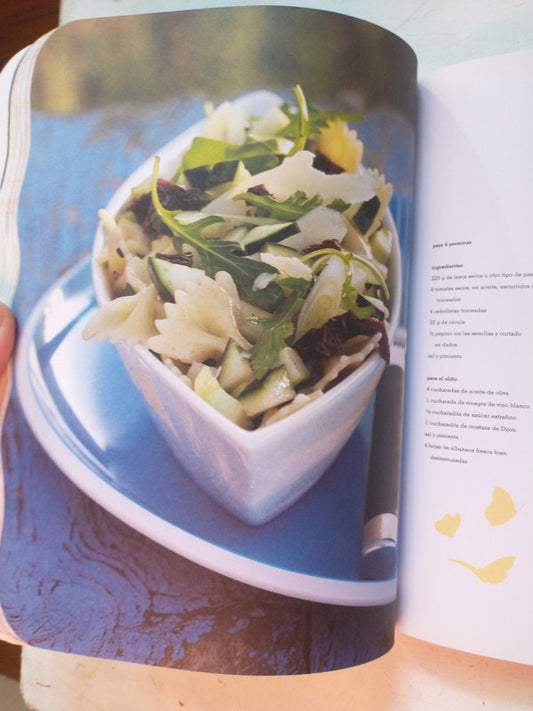 Libro usado en venta: Ensaladas - El sabor del verano en todas las estaciones; editorial Parragon impreso en 2017 realizamos envios a todo el mundo.2