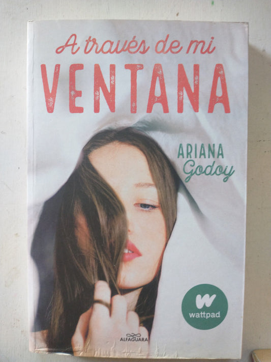 Libro usado en venta: A traves de mi ventana de Ariana Godoy; editorial Alfaguara impreso en 2021 realizamos envios a todo el mundo.1